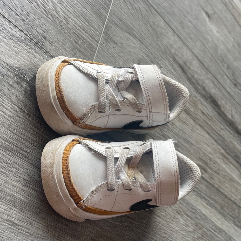 Nike Kids White and Tan Sneakers - Picture 7 of 10